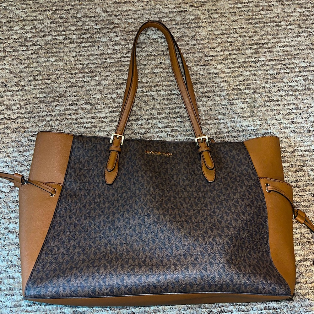Chic Michael Kors Tote Bag and Matching Wristlet